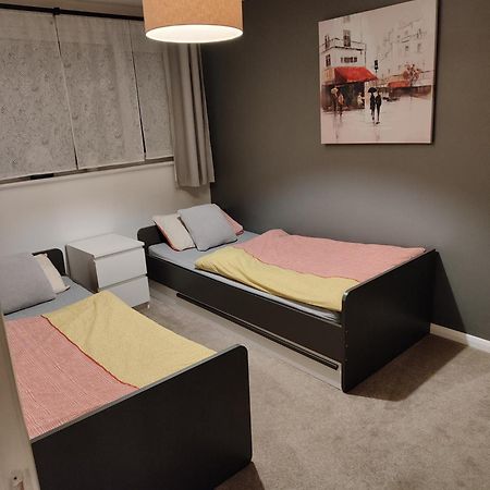 3 Bed House In Walsall, Perfect For Contractors & Leisure & Free Parking Экстерьер фото