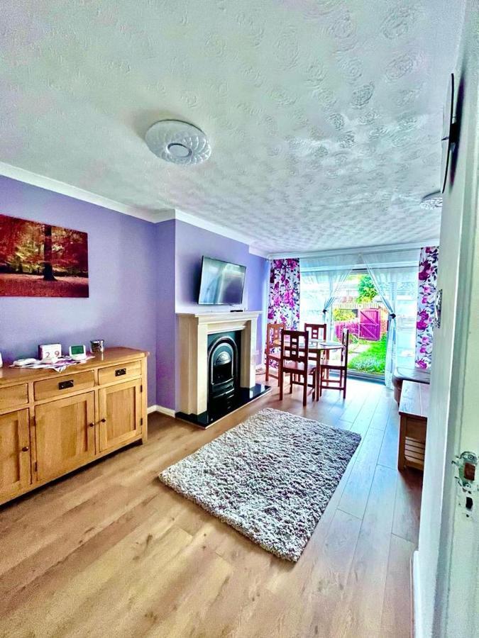 3 Bed House In Walsall, Perfect For Contractors & Leisure & Free Parking Экстерьер фото