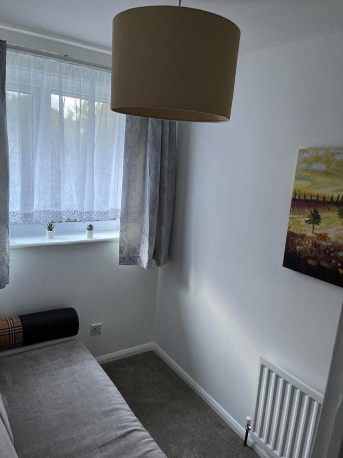 3 Bed House In Walsall, Perfect For Contractors & Leisure & Free Parking Экстерьер фото
