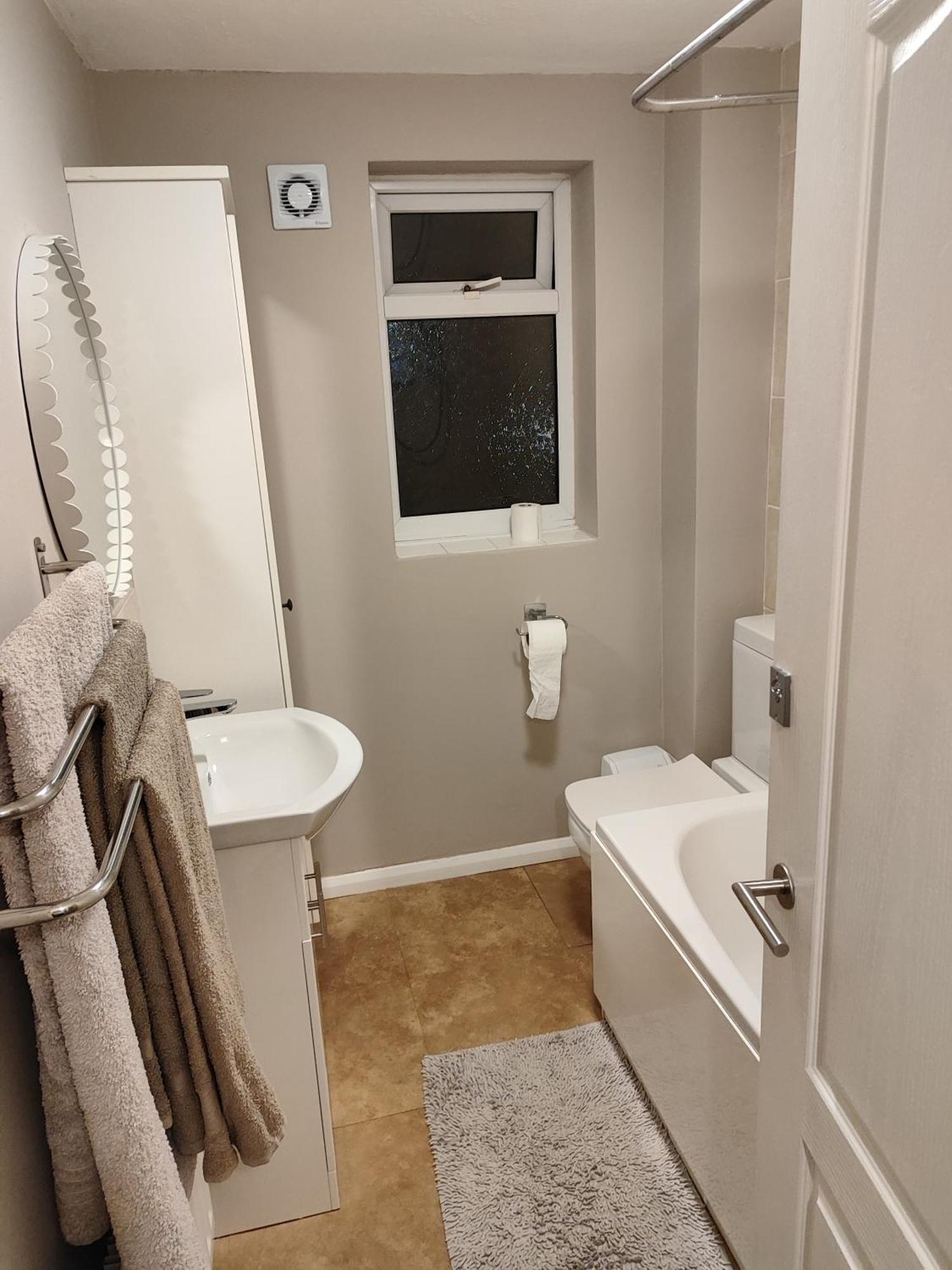 3 Bed House In Walsall, Perfect For Contractors & Leisure & Free Parking Экстерьер фото